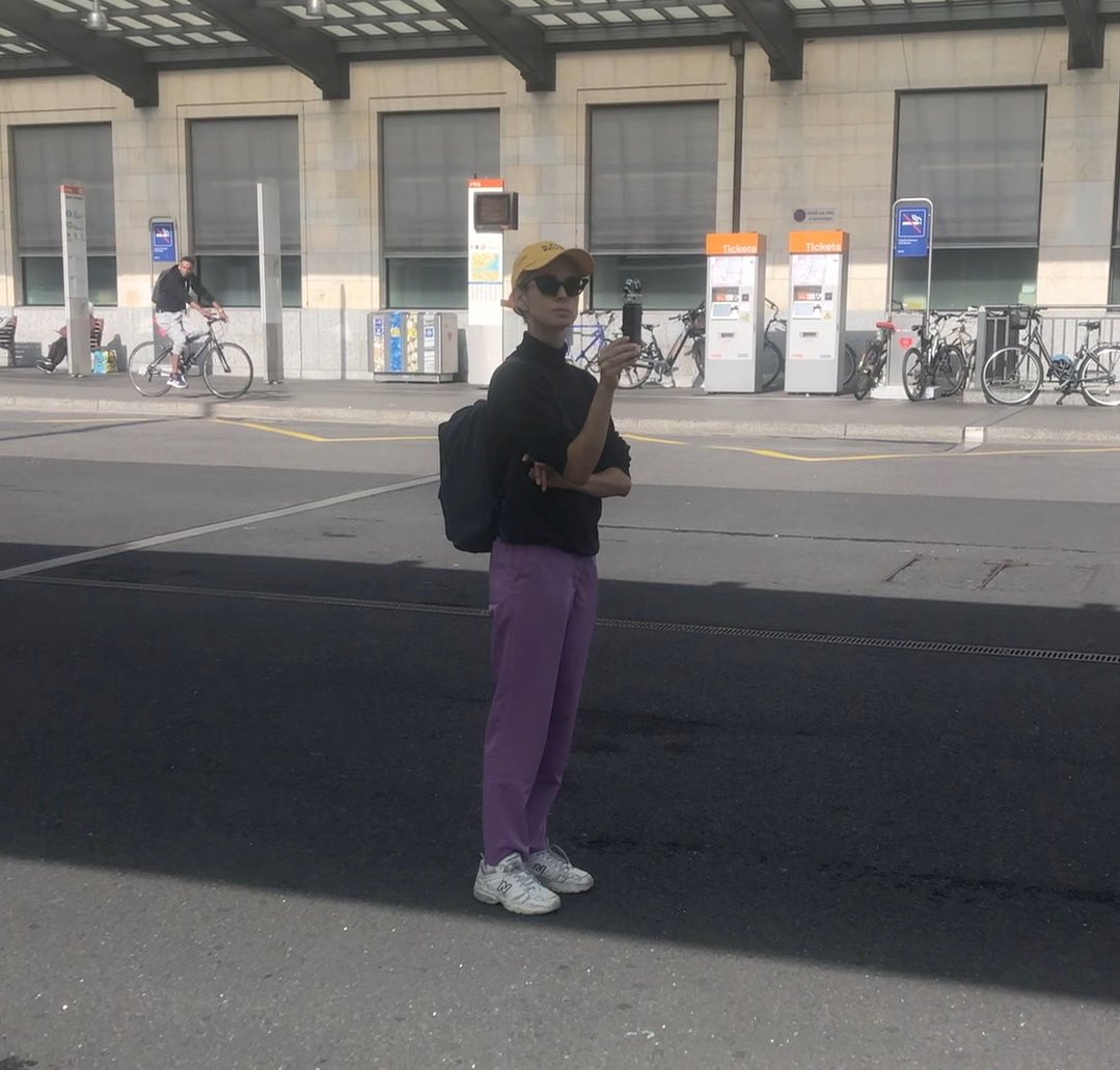 Das bin ich + ein Audio-Recorder in
Genf. Wir haben ein Audio-Walk
gemacht. «Are you afraid of
the Internet?» heisst der &amp; es geht
um Daten und Selfies und
Überwachung und Fax.

Mit <a href="/jeannsch/">Jeannie Schneider</a> + <a href="/Mirkowelle/">Mirko Fischli</a> für
<a href="/EdgelandsInst/">Edgelands Institute</a> vom
<a href="/DezentrumCH/">Dezentrum</a> am 14.10 @ #AiiAFestival.