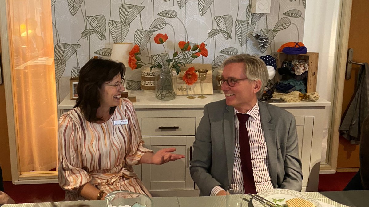 Viore_org's tweet photo. In het kader van de #weektegeneenzaamheid brachten burgemeester @gmvandentopr en wethouder @gvanvoorden op donderdag 6 oktober een bezoek aan #Viore. In gesprekken met bezoekers en vrijwilligers kwamen burgemeester en wethouder te weten hoe waardevol de bezoeken aan Viore zijn. https://t.co/sEFk98ulyx