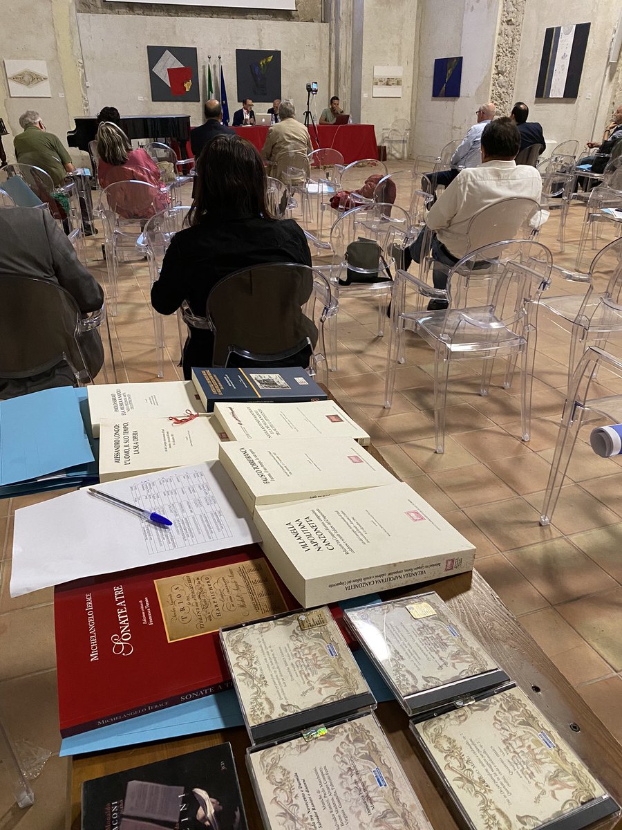 ibimusCalabria's tweet photo. #Convegno #Internazionale di #Studi
L’ᴇᴍɪɢʀᴀᴢɪᴏɴᴇ ᴍᴜsɪᴄᴀʟᴇ ᴄᴀʟᴀʙʀᴇsᴇ ɪɴ Sᴜᴅ Aᴍᴇʀɪᴄᴀ ᴛʀᴀ Oᴛᴛᴏ ᴇ Nᴏᴠᴇᴄᴇɴᴛᴏ
#Tropea (VV)
Sala S.Chiara 6•7•8 ott 22
interessantissime le relazioni in svolgimento 
___
#emigrazione
#calabria
#musica
#sudamerica https://t.co/pyvOKEkXru