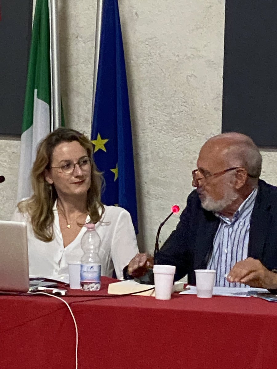 ibimusCalabria's tweet photo. #Convegno #Internazionale di #Studi
L’ᴇᴍɪɢʀᴀᴢɪᴏɴᴇ ᴍᴜsɪᴄᴀʟᴇ ᴄᴀʟᴀʙʀᴇsᴇ ɪɴ Sᴜᴅ Aᴍᴇʀɪᴄᴀ ᴛʀᴀ Oᴛᴛᴏ ᴇ Nᴏᴠᴇᴄᴇɴᴛᴏ
#Tropea (VV)
Sala S.Chiara 6•7•8 ott 22
interessantissime le relazioni in svolgimento 
___
#emigrazione
#calabria
#musica
#sudamerica https://t.co/pyvOKEkXru