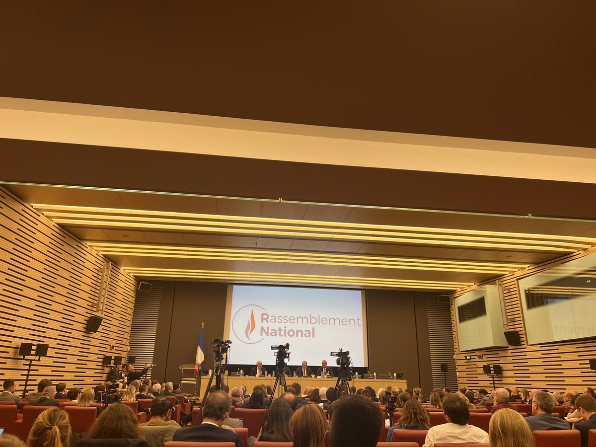 M_Dauchy's tweet photo. Présente hier soir à l’@AssembleeNat au colloque des 50 ans du FN/RN.
Je suis très fière d’appartenir à cette grande famille politique qui a toujours eu comme boussole la défense des Français.
Avec @MLP_officiel, le @RNational_off passera de l’espoir au pouvoir 💪🏻
#ColloqueRN https://t.co/XidvPAOkFS