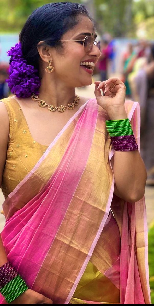 Thoopulkari's tweet photo. #sleevelessblouse #nosepin #lowhip #hairbun #milfy what else you need to get ur #dopamine #thoopulkari #bindi #pinksaree https://t.co/hMivRWDGIH