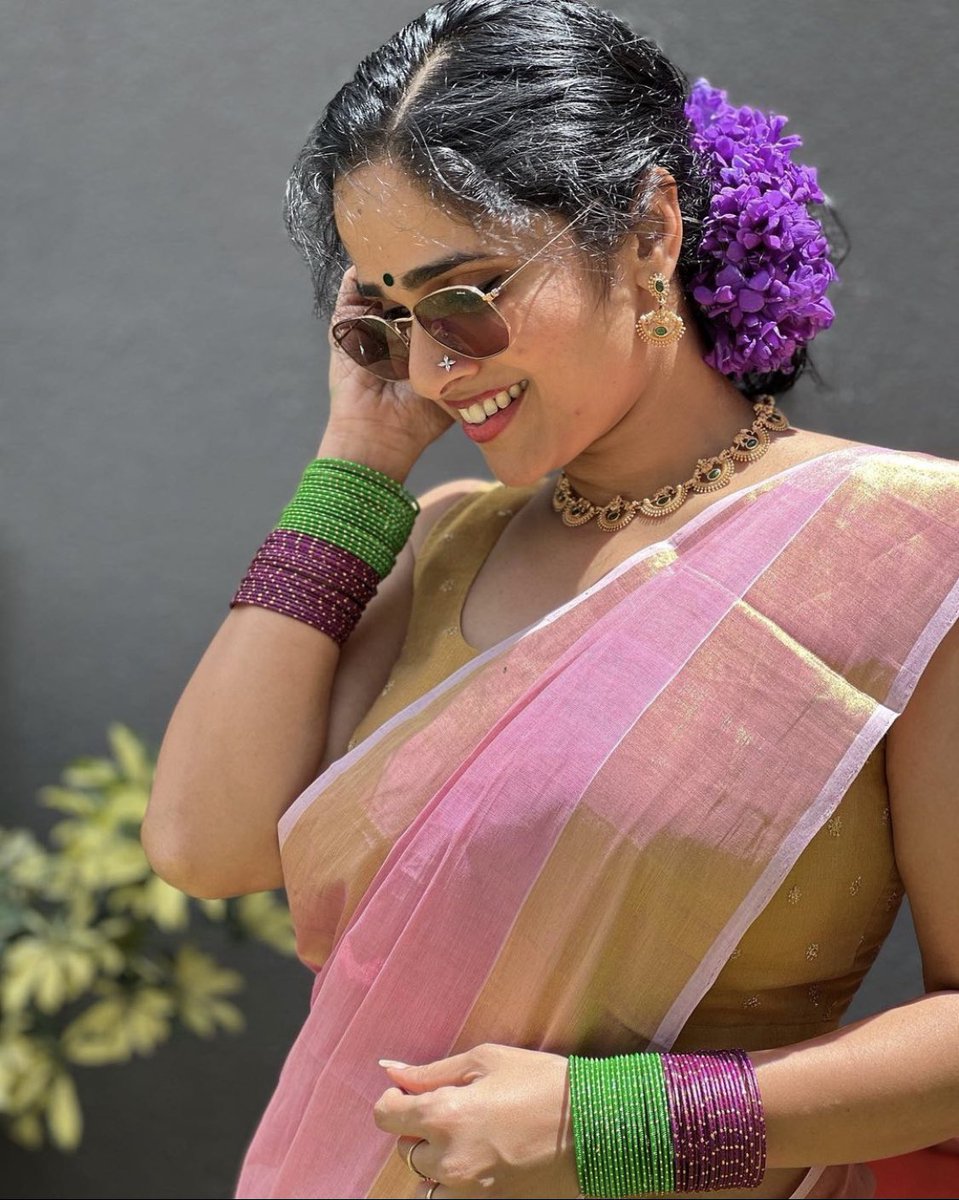 Thoopulkari's tweet photo. #sleevelessblouse #nosepin #lowhip #hairbun #milfy what else you need to get ur #dopamine #thoopulkari #bindi #pinksaree https://t.co/hMivRWDGIH