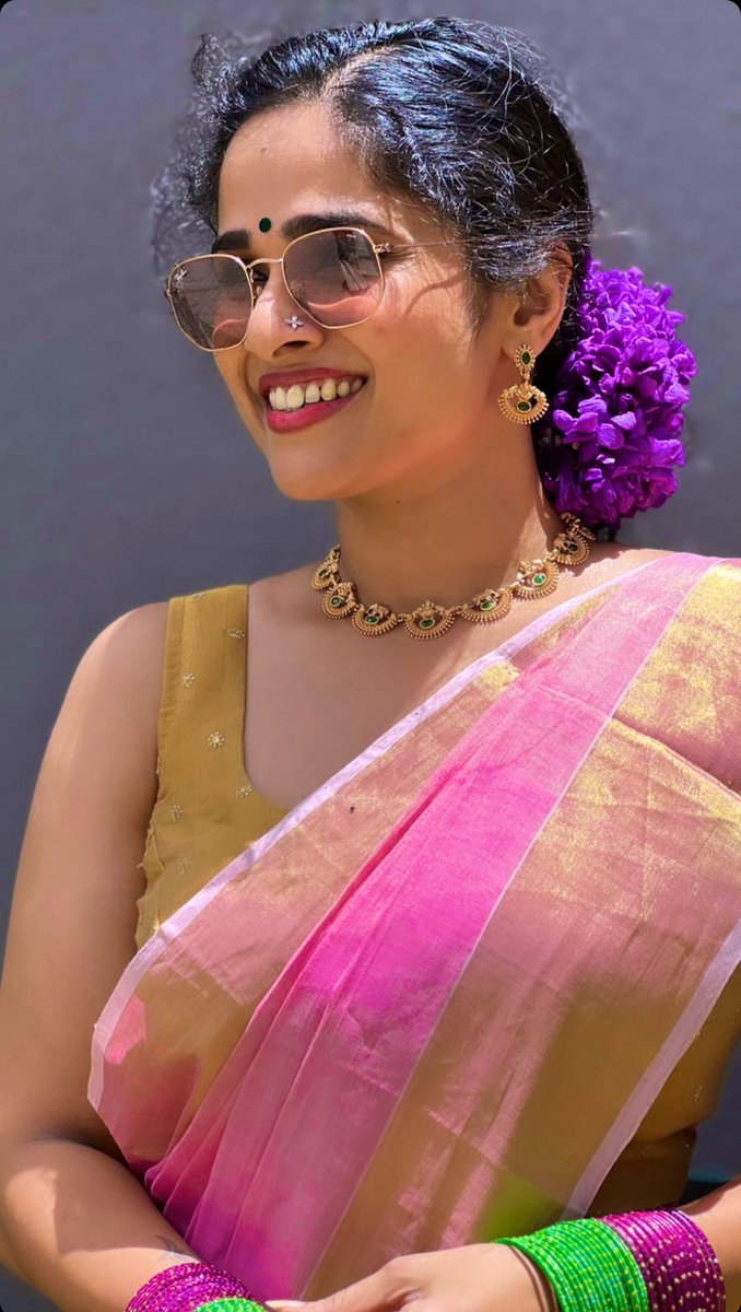 Thoopulkari's tweet photo. #sleevelessblouse #nosepin #lowhip #hairbun #milfy what else you need to get ur #dopamine #thoopulkari #bindi #pinksaree https://t.co/hMivRWDGIH