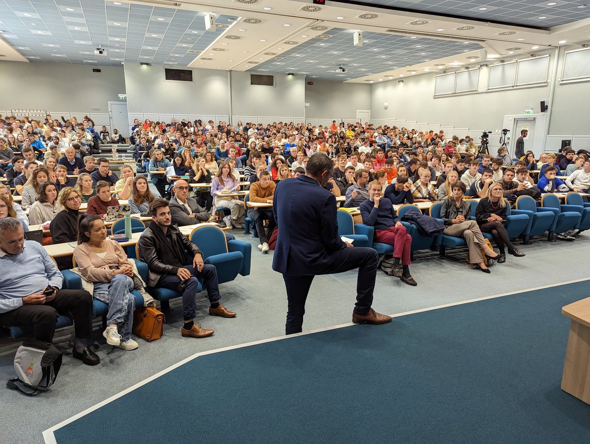 SergeZaka's tweet photo. Pour la rentrée, l'@Groupe_ESA a mis l'accent sur les enjeux climatiques et leurs impacts sur la production agricole.
Mon intervention a fait salle pleine, plus de 500 personnes. Dans le public se trouvaient les futurs agroclimatologues de demain. Pourquoi pas ?
[1/3] https://t.co/rSZmpXJF2u