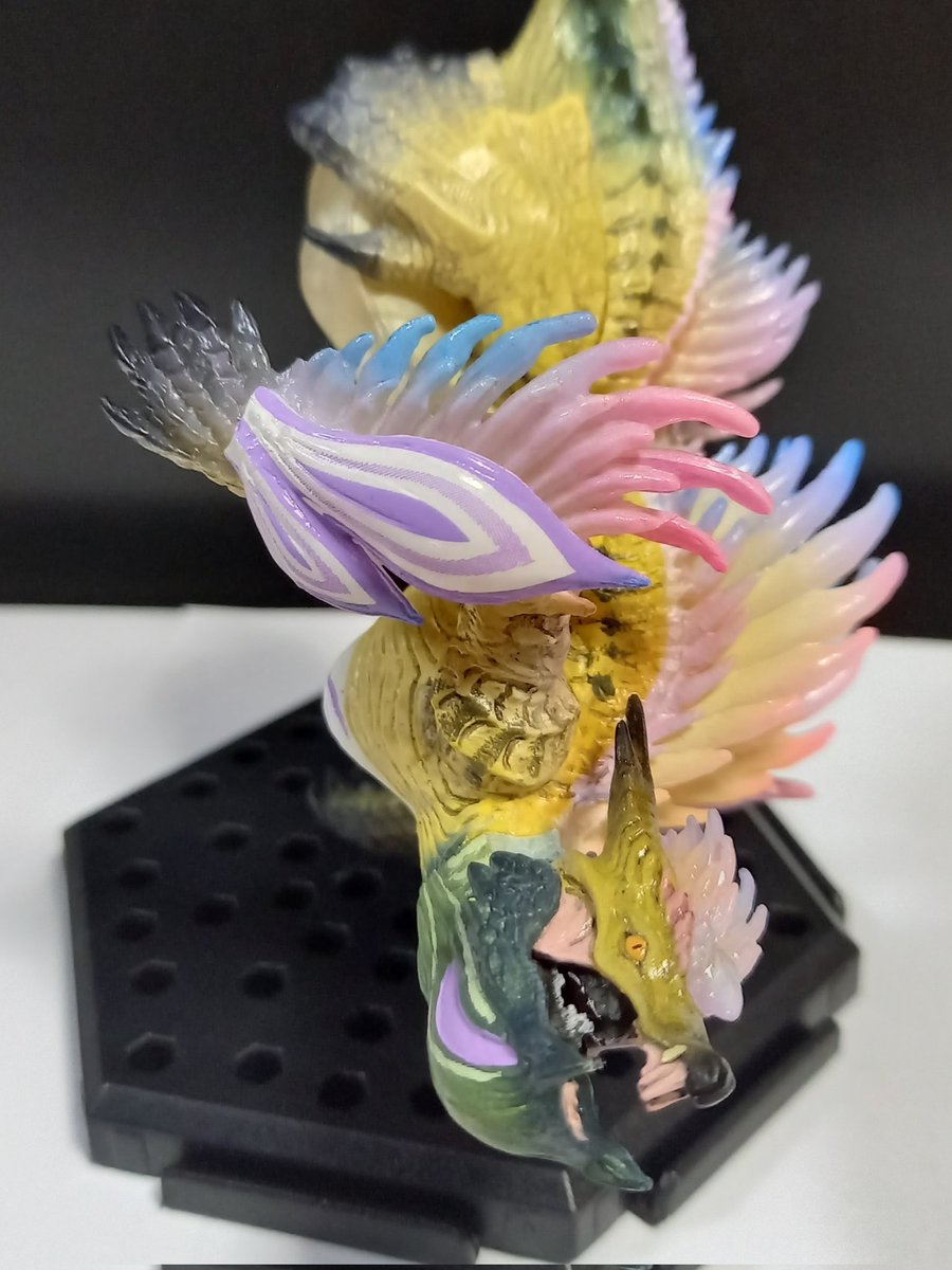 Sasaki2002's tweet photo. ついに百竜の淵源ナルハタタヒメを迎え入れました✨ありがとうございます！
クリア素材に塗装がされていて良い感じ！
宣材画像よりも塗装がはっきりしてるのと、プリントされてるのか所々 点描みたいになってるのが気になるかな。

イブシマキヒコとも良い感じに対極図っぽくなって大満足です❗ https://t.co/u9JmMVX8aj