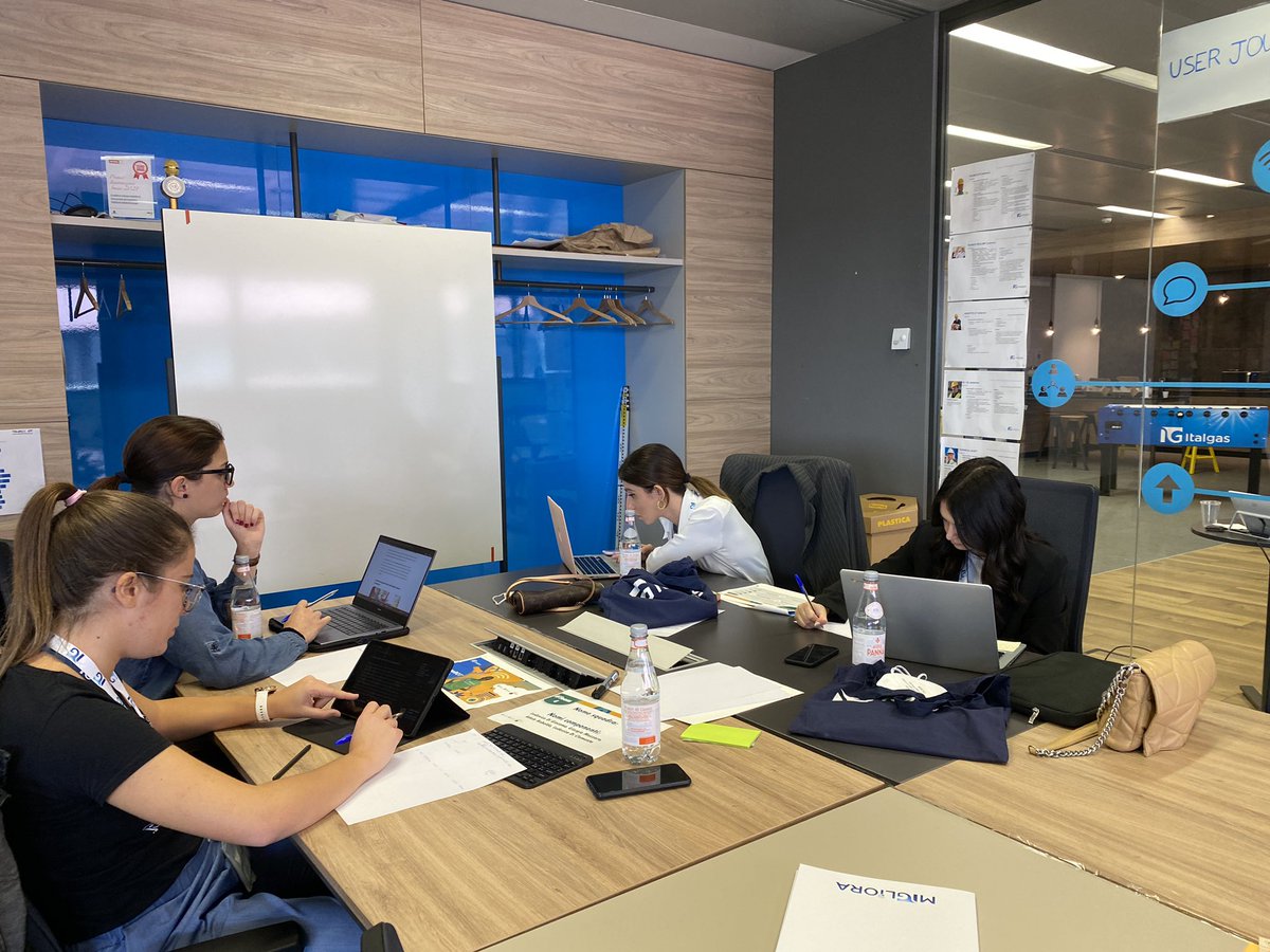 Francy0984's tweet photo. #letscreathon partito il creathon di #changebot con @Italgas e @microsoftitalia 😍 forza ragazze! @fmdigitale https://t.co/sBD8zvBdSJ