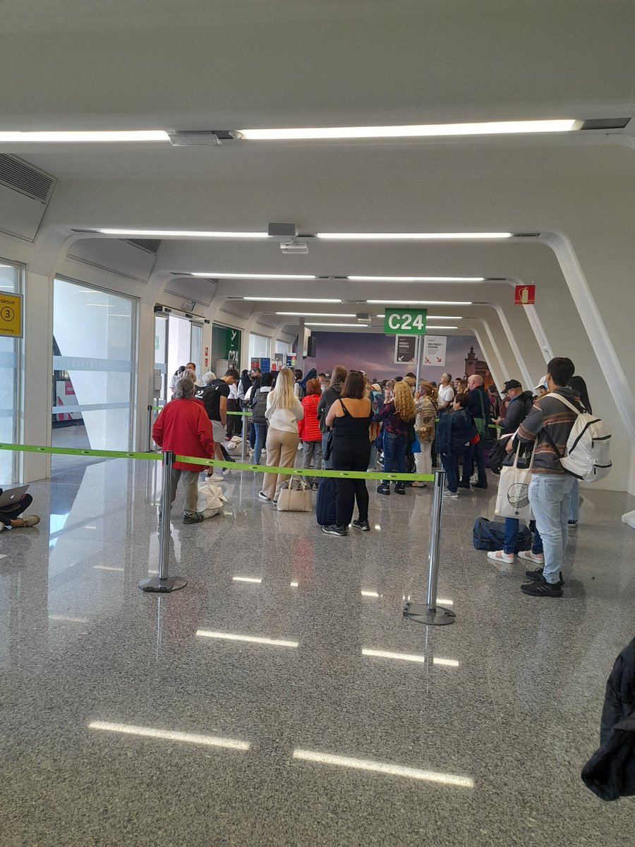 Jonyrey83's tweet photo. 3 esperando y seguimos sin noticias de la hora de salida,mientras apelotonando a la gente como pollos sin cabeza,vergüenza volotea,lo barato sale caro https://t.co/Mo4rBgzCcH