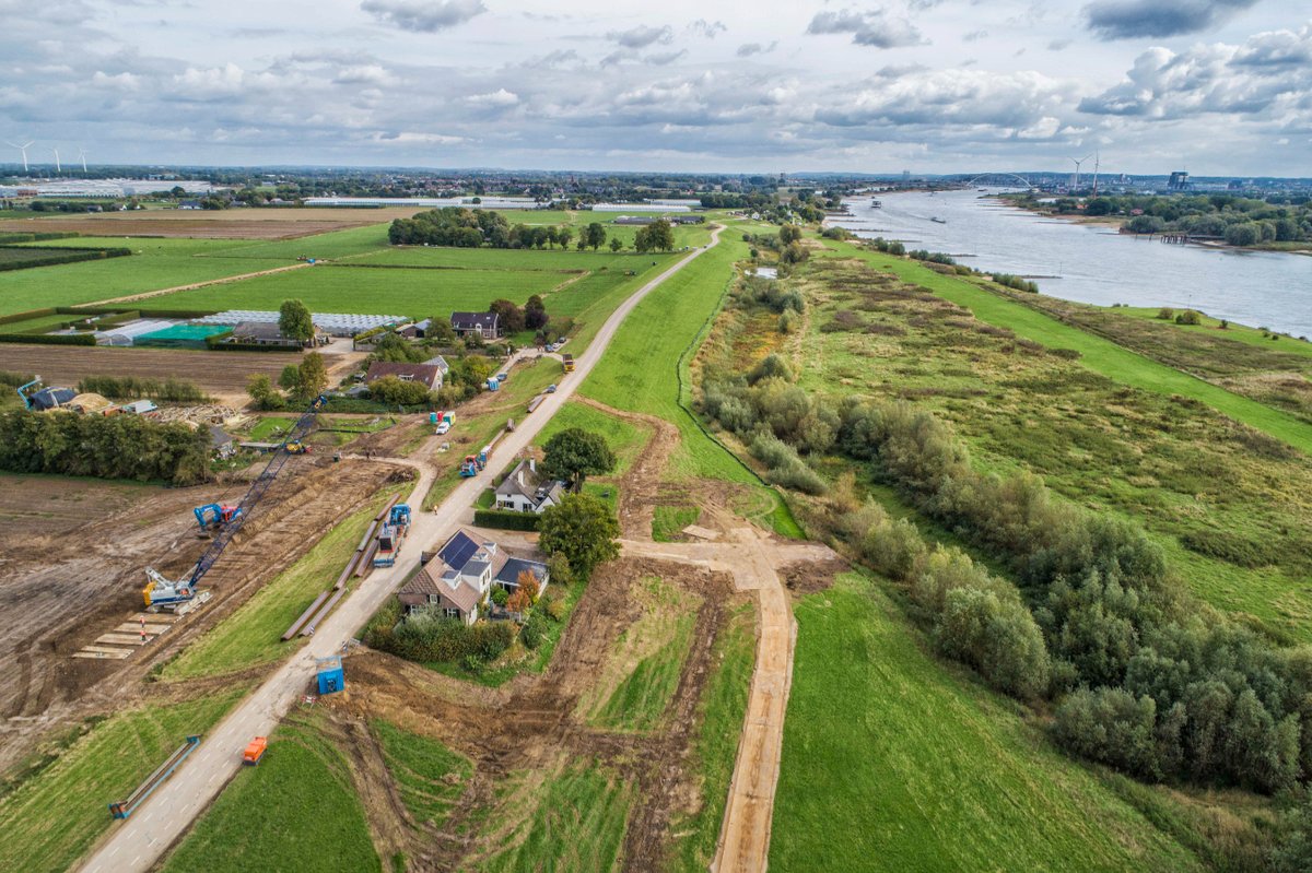 wsrivierenland's tweet photo. Eerste 4,5 kilometer Waaldijk tussen Wolferen en Sprok klaar! 👏 De dijk is versterkt met klei en damwanden en opnieuw geasfalteerd. Nu aan de slag met het volgende gedeelte. #wolferensprok #dijkversterking #dijkenbouwers #hwbp #wsrl #rivierenland #samenwerken #hoogwater https://t.co/oVt9ZuSYY7