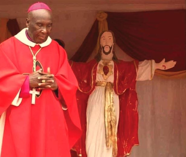 LesothoOnline's tweet photo. LOL HISTORY

7.10.1990
Bernard Mohlalisi (OMI) is consecrated a Roman #Catholic Church Bishop. He was the archbishop of Roman catholic archdiocese of Maseru from 1990 to 2009 when he resigned due to old age. He died in July 2020 aged 87

#OnThisDay 
#History 
#Basotho 
#Lesotho https://t.co/EDzRsChoVN