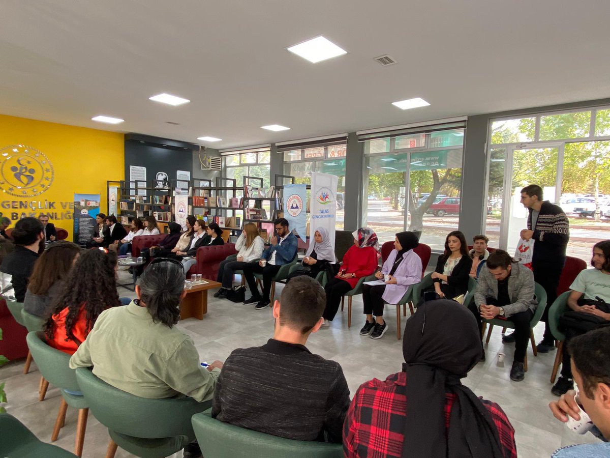 GSB_Talasgm's tweet photo. #GençOfisimiz fakülte gençlerini ağırlamaya devam ediyor. Erciyes üniversitesi Rektörü Prof.Dr. Fatih Altun genç ofisimiz de öğrencilerimiz ile buluştu. Gençler sizleri dinleyen bir bakanlığınız ve üniversiteniz var 😊😊😊
#GSB
#TalasGM
#gencofistanıtımları https://t.co/rU3AEfWoZ9