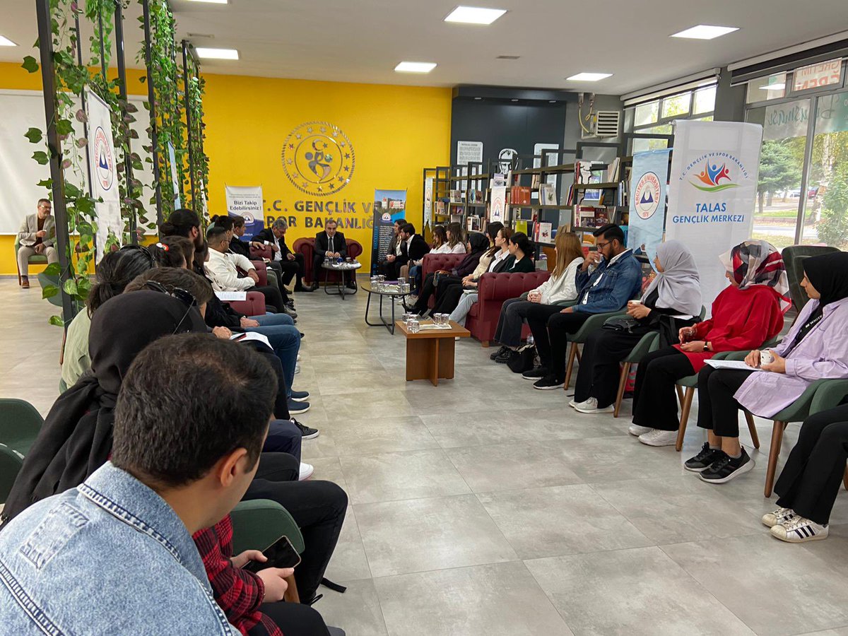 GSB_Talasgm's tweet photo. #GençOfisimiz fakülte gençlerini ağırlamaya devam ediyor. Erciyes üniversitesi Rektörü Prof.Dr. Fatih Altun genç ofisimiz de öğrencilerimiz ile buluştu. Gençler sizleri dinleyen bir bakanlığınız ve üniversiteniz var 😊😊😊
#GSB
#TalasGM
#gencofistanıtımları https://t.co/rU3AEfWoZ9