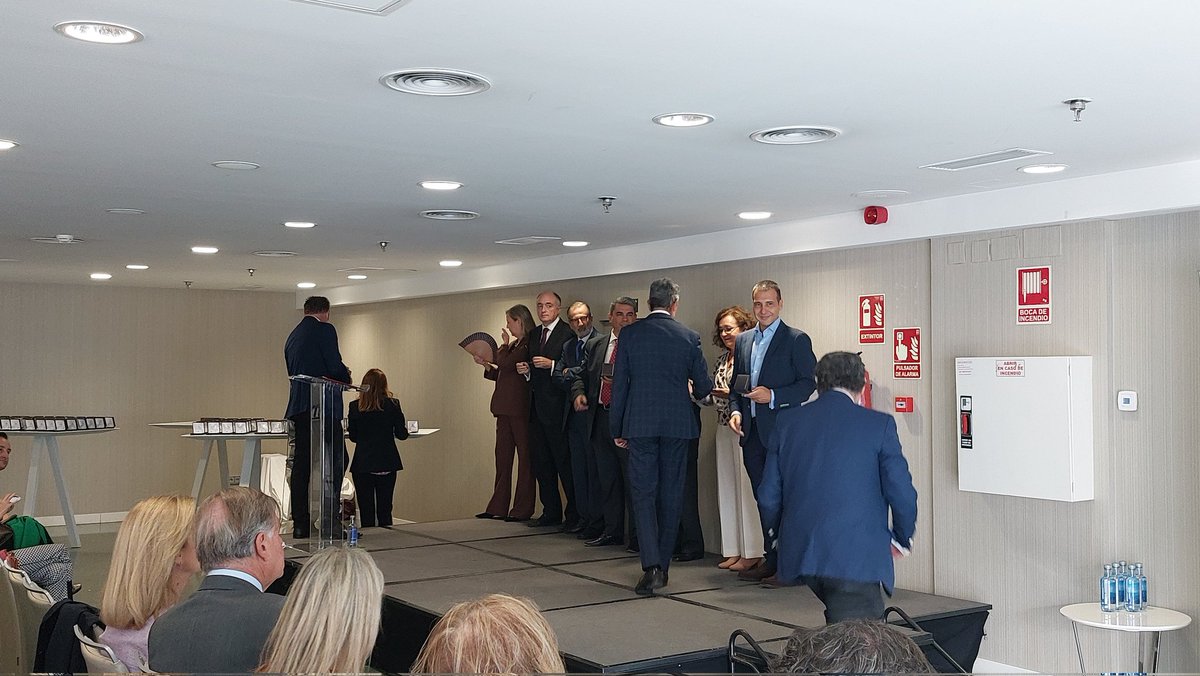 vecinos_con's tweet photo. Seguimos con la Entrega de Menciones a los 25 años de profesión #afcolegiados #eventosconcorazon @CAFMadrid https://t.co/GIo3gv2px1