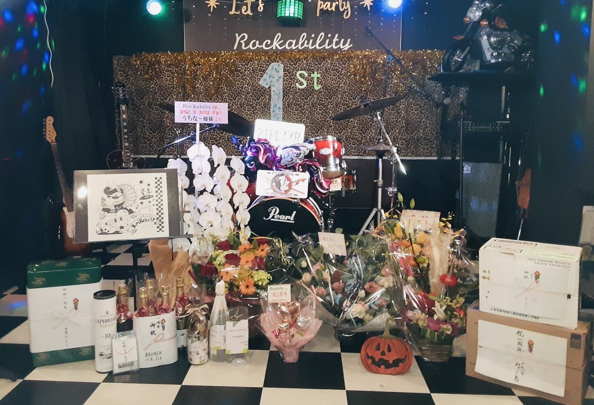 baku_on_kozo's tweet photo. 先週1周年を迎えたRockability。
今回は日本キーホルダー工業さん@NipponKeyholderにお世話になり1周年記念ノベルティグッズを制作していただきました。
1周年イベントで皆さんに配るとすごく可愛い!と評判で気に入って頂けました。😊
#Rockability
#1stAnniversary
#日本キーホルダーギャラリー https://t.co/BvNLQXJy6g