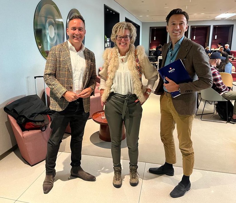 DoetsElske's tweet image. Mooi om @DoetsReizen reizigers toevallig tegen te komen op #schiphol.