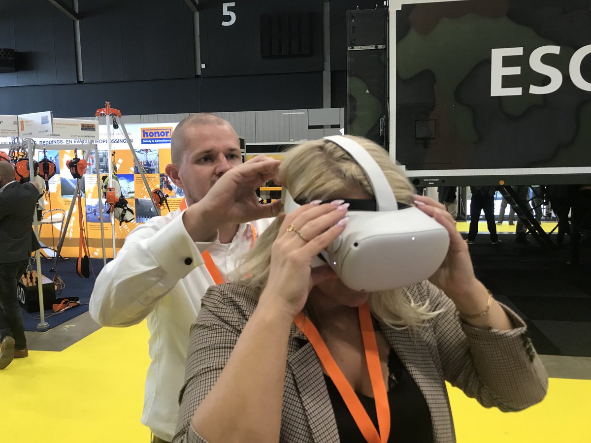 stopcontact's tweet image. Gisteren mooie standbeleving ondervonden op de beurs 
#safety&amp;amp;health. Op stand @AED #hartdatklopt heb ook ik een leven gered.