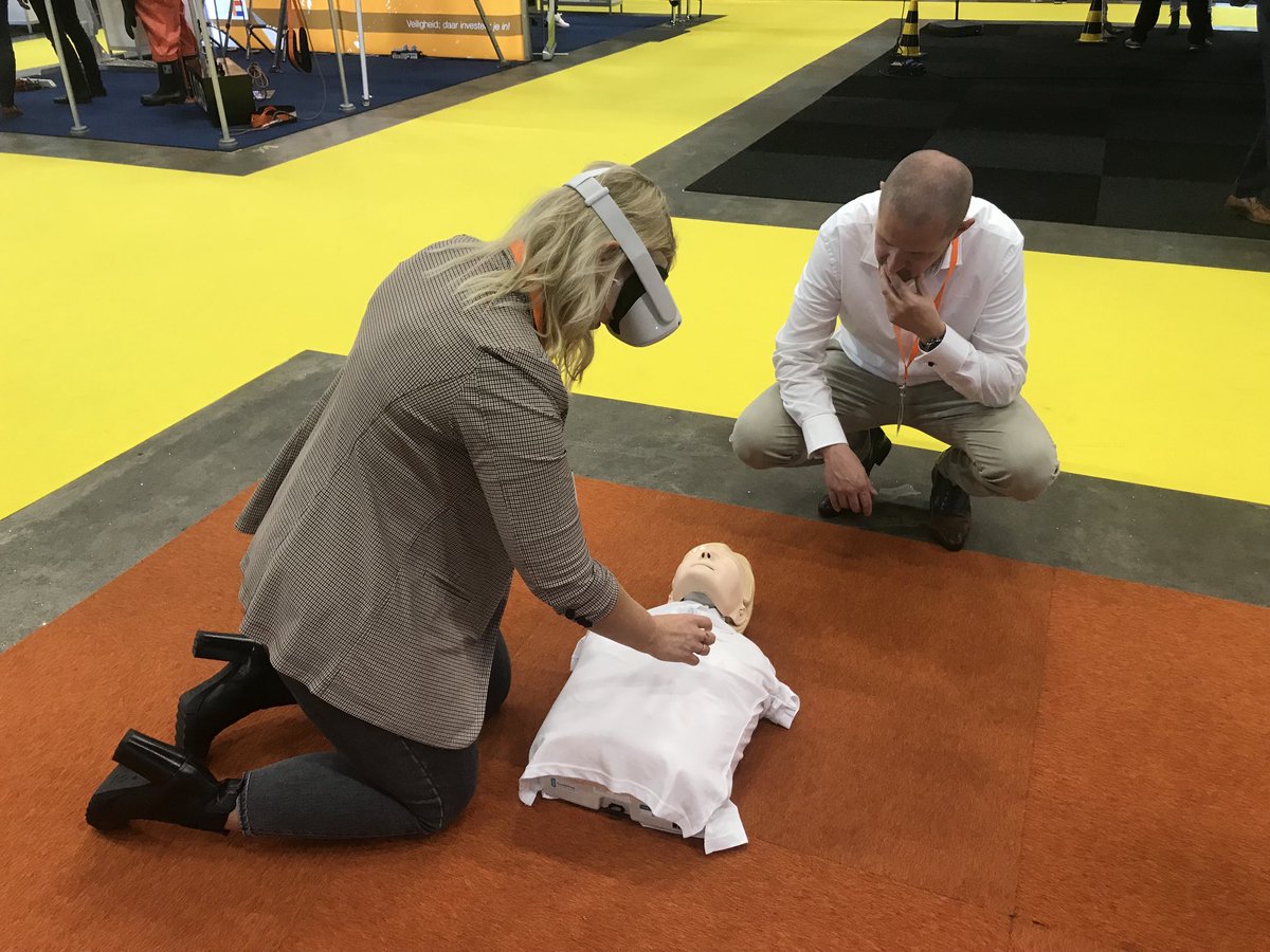 stopcontact's tweet image. Gisteren mooie standbeleving ondervonden op de beurs 
#safety&amp;amp;health. Op stand @AED #hartdatklopt heb ook ik een leven gered.
