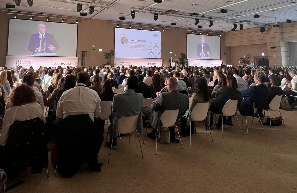 Dopo il caloroso benvenuto di <a href="/matildemarand/">matilde marandola</a> e <a href="/ClaudioGalli/">Claudio Galli</a> si inizia con l'intervento di <a href="/CottarelliCPI/">Carlo Cottarelli</a> 
Un importante intervento di visione e scenario. 
Serve una visione allargata per andare #versonuoviparadigmi