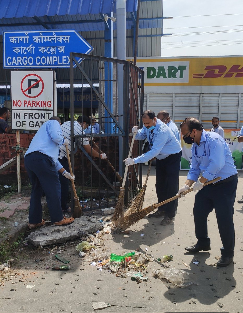 aaibagairport's tweet photo. As a part of #SpecialCampaign2, #CleaningDrive was organized in front of #CargoComplex at #BagdograAirport. Airport Director, Bagdogra participated in the drive along with other AAI employees. Some glimpses are here.
@AAI_Official @aairhqer https://t.co/nPbyxf8AgP