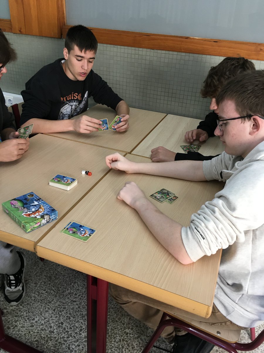 LaSalleLaSeu's tweet photo. Els alumnes de 4t ESO tanquen el projecte de filosofia oriental amb el joc “Nishikigoi” de @AutorPak de @Guerrademitos #ProjecteJoc #ABJ https://t.co/2HAEHbFlUi