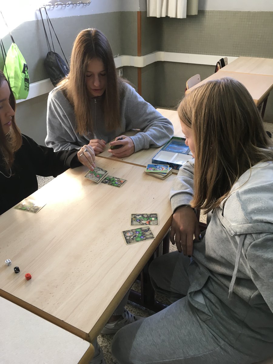 LaSalleLaSeu's tweet photo. Els alumnes de 4t ESO tanquen el projecte de filosofia oriental amb el joc “Nishikigoi” de @AutorPak de @Guerrademitos #ProjecteJoc #ABJ https://t.co/2HAEHbFlUi
