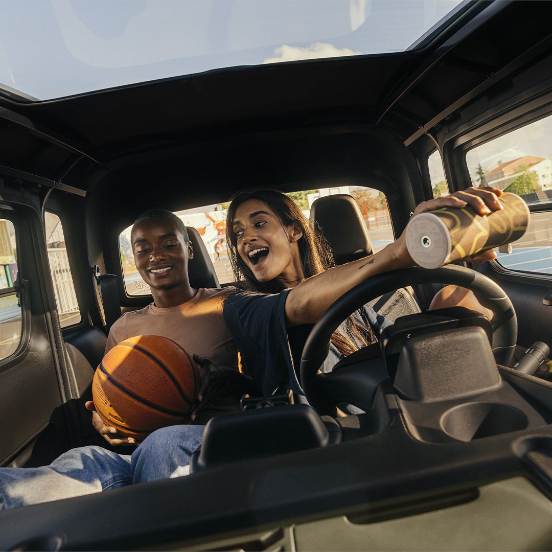 CitroenFrance's tweet photo. Il y a ceux qui ne sourient jamais au volant, puis il y a ceux qui roulent en #CitroënAmiTonic.
Joyeux #WorldSmileDay à tous ! 😁 https://t.co/CCD1NUBUAa