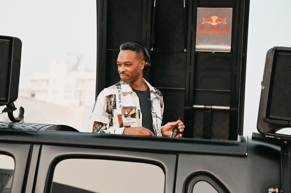 Anoche dio comienzo <a href="/SonoramaIbiza/">Sonorama Goes To Ibiza</a> con una jornada increíble. Las actuaciones de @colinpetersdj, Niños Raros y <a href="/stonecorners/">Stone Corners</a> junto a la charla de <a href="/fernavarro17/">Fernando Navarro</a> con <a href="/belakoband/">BELAKO</a> y la presentación de “Miedo al miedo” de <a href="/emeDJ/">Eme DJ</a> fueron el inicio perfecto. ¿Preparad@s para hoy? 🤘🤘