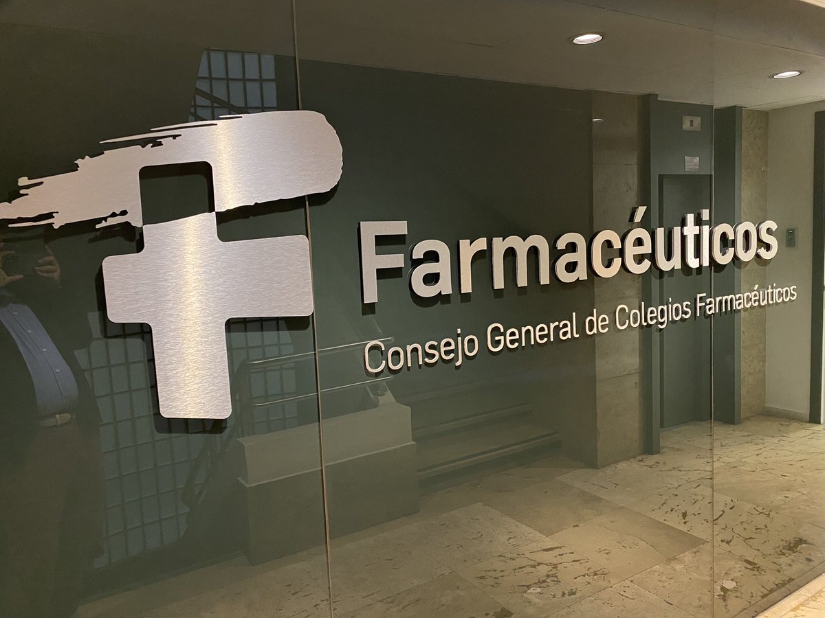 FarmaSinFronter's tweet photo. Estamos en el @Farmaceuticos_ en la entrega de las #Ayudas a #Proyectos de #CooperaciónAlDesarrollo. Trabajaremos en #Colombia en un proyecto de para fortalecer la #RedDeAsistenciaFarmacéutica en Bogotá https://t.co/fSsTKExuEQ