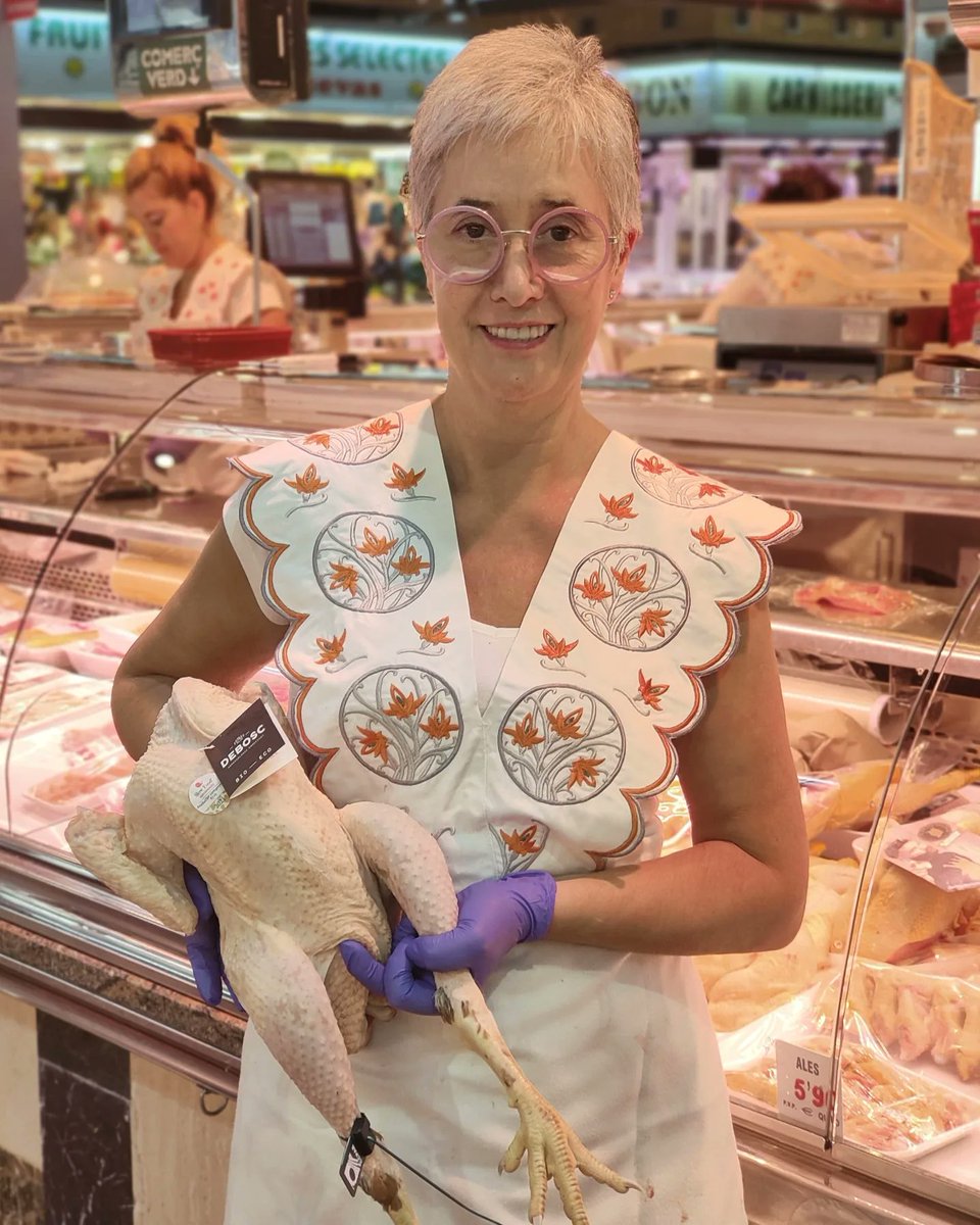 MercatConcepcio's tweet photo. La Montse d'Aviram Fina Coloma ens recomana el 🐓 pollastre ecològic criat al bosc de @Somdebosc.

Es caracteritzen per:

🔸Haver-se criat en espais naturals verges. 

🔸No haver tingut contacte amb antibiòtics, vacunes ni medicaments. 

🔸Tenir una carn de qualitat. https://t.co/PG0ygKZuoR