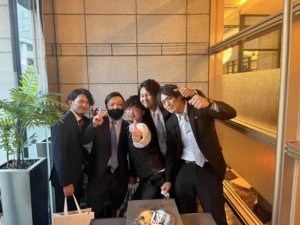 結婚おめでとう🎊

小、中と一緒の子達とも
会えて楽しかったです

世話かけた中3の時の担任の先生にも
会えていい結婚式でした