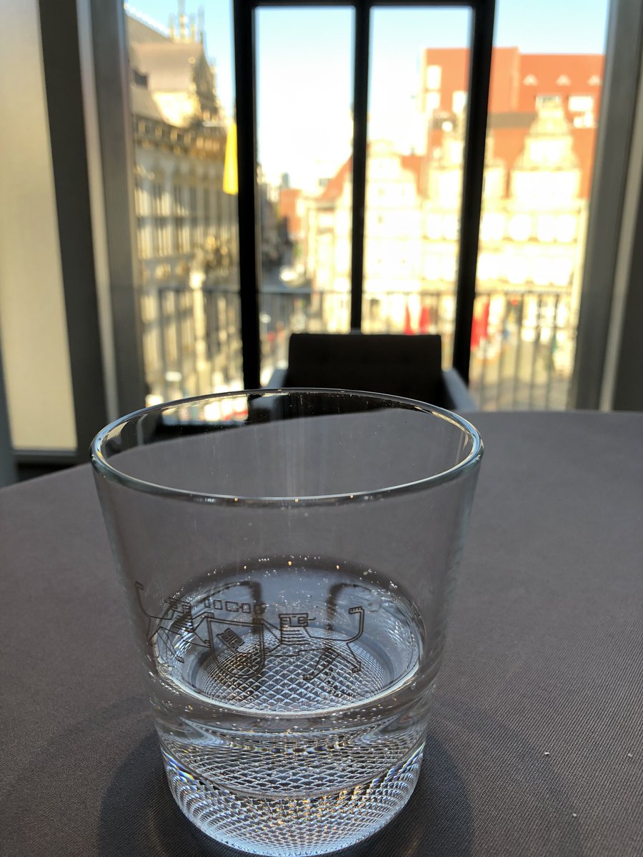 NOGezwitscher's tweet photo. „Welche Frage würden Sie sich selber stellen?“ - Schüler:innen bringen 13 Politiker:innen beim Politik-#SpeedDating @HBBuergerschaft mit unerwarteten Fragen ins Schwitzen. Es gab aber auch viel inhaltlichen Austausch und emotionale Diskussionen. #hbedu #twlz #politischeBildung https://t.co/UeaHzMtXsf