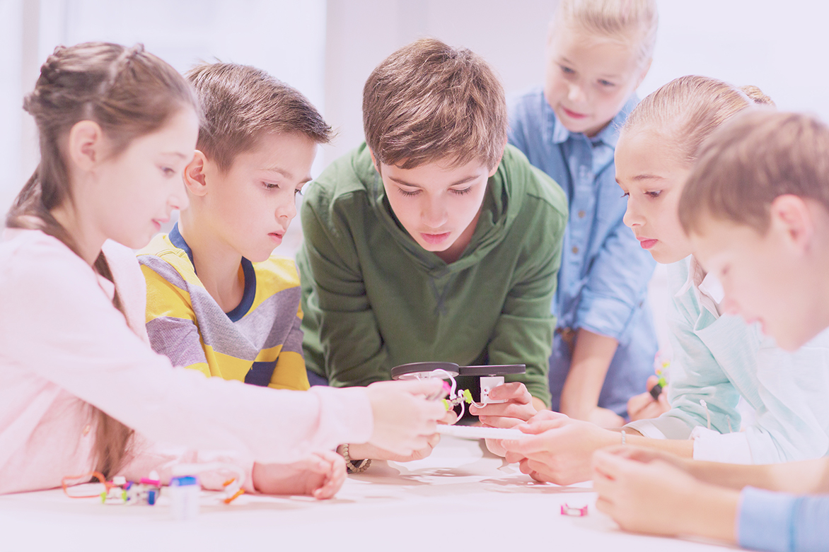 Samen met #kinderen uit het 5de en 6de leerjaar gaan we tien #workshops lang 'De stad van de toekomst' verkennen. 🙌 Kinderen leren een probleem te #detecteren, te #doorgronden én hun oplossing via een echt prototype uit te werken. 🔎

Meer info 👉🏽 bit.ly/TechniekAcadem…