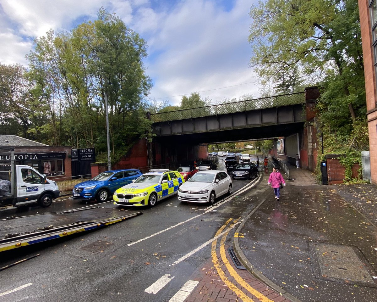 GlasgowWEToday's tweet photo. Traffic disruption due to flooding. Clarence Drive, Hyndland #Glasgow. Friday October 7, 2022. https://t.co/HBWssKgoKb