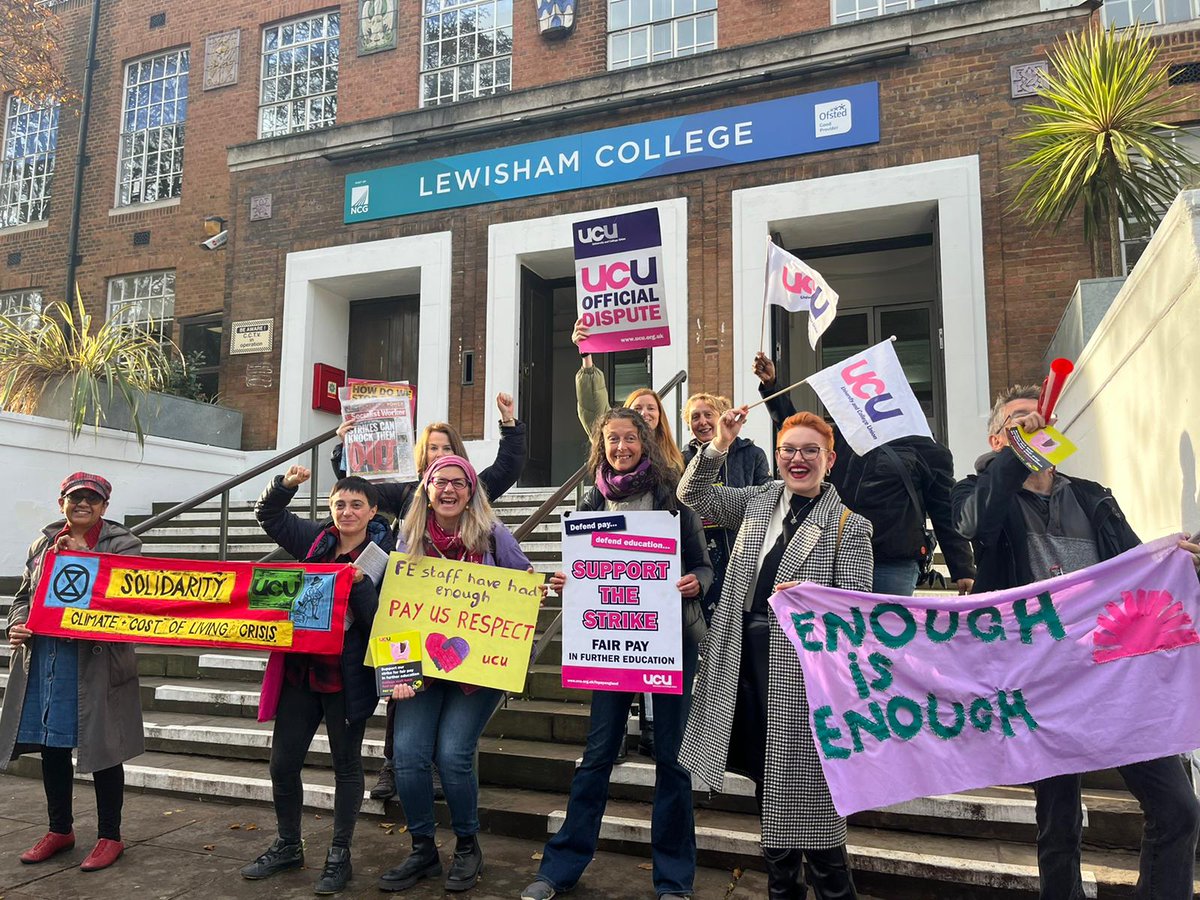 socialistworker's tweet photo. Lewisham College #UCU strikers are out in force again today.  #RespectFE #solidarity #FEstrikes #CostOfLivingCrisis #CostOfLivingCrises #EnoughIsEnough Background here https://t.co/7L0JHtRkMP https://t.co/tuJbw8HJGH