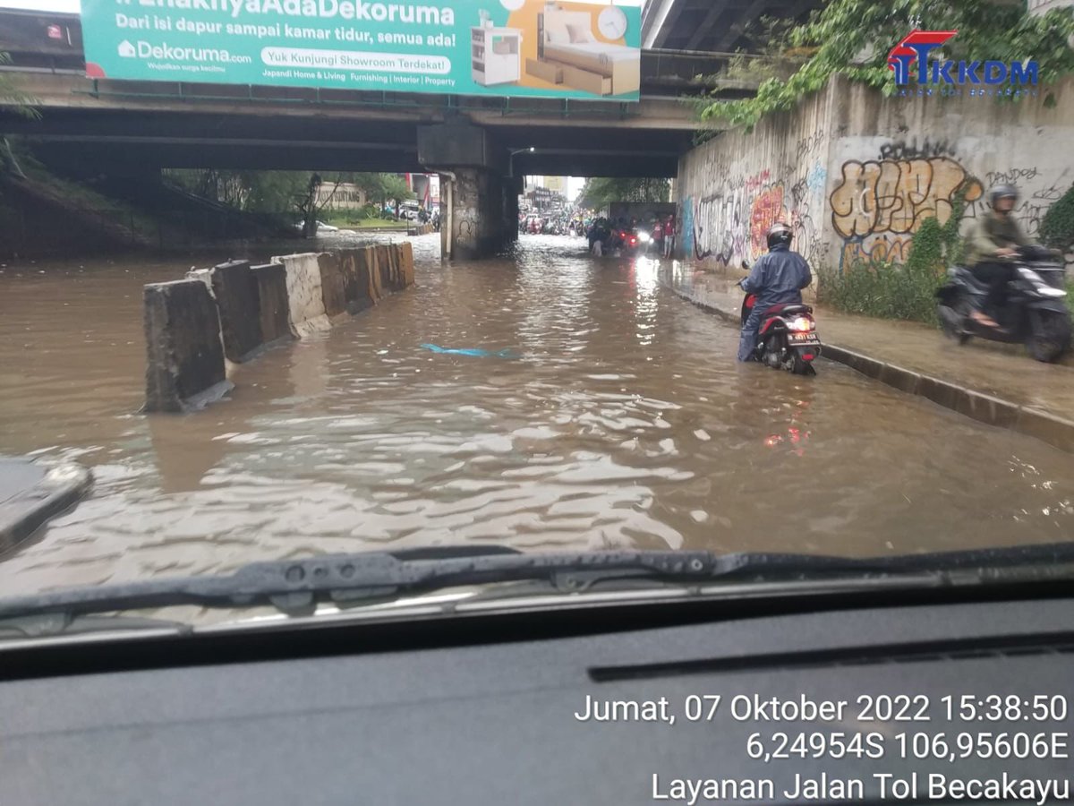 Tol_Becakayu's tweet photo. #Tol_Becakayu Underpass Jorr Bekasi arah Jakarta tergenang gunakan altenatif lain, Akses Tol  GT Jakasampurna sd. D.I. Pandjaitan Lancar @TMCPoldaMetro @RadioElshinta @SonoraFM92 @WaskitaTollRoad https://t.co/AoGXBNQCsM