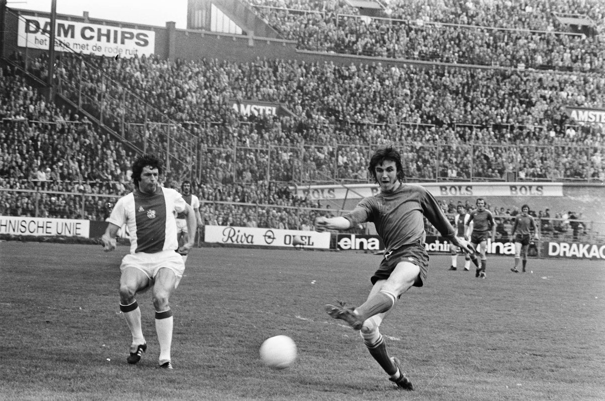 Voetballegends1's tweet photo. Vandaag is Ralf Edström 70 jaar. De Zweede aanvaller van o.a. PSV, Standard Luik en AS Monaco werd met PSV twee keer landskampioen (1975 en 1976). Op de foto van het Nationaal Archief scoort de 40-voudig Zweeds international de 0-1 tijdens Ajax – PSV op 27-4-1974). #edstrom #PSV https://t.co/uqHOFWjUzU
