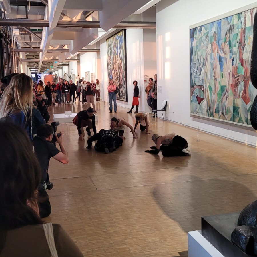 narodnigalerie's tweet photo. Včera v pařížském @CentrePompidou odstartoval festival MOVE. Spolupráce na projektu navazuje na právě končící výstavu Intimita jako vzdor. V Paříži se představí několik českých umělců. Na zahájení mohli diváci vidět performance Incarnate Lukáše Hofmanna. Festival potrvá do 23/10. https://t.co/GOV8cIHkFD
