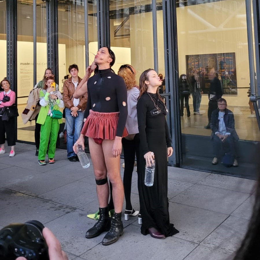 narodnigalerie's tweet photo. Včera v pařížském @CentrePompidou odstartoval festival MOVE. Spolupráce na projektu navazuje na právě končící výstavu Intimita jako vzdor. V Paříži se představí několik českých umělců. Na zahájení mohli diváci vidět performance Incarnate Lukáše Hofmanna. Festival potrvá do 23/10. https://t.co/GOV8cIHkFD