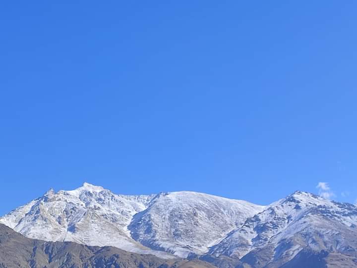 DroraAmish's tweet photo. IN PICS

 Fresh Light snowfall Recorded Overnight over upper reaches of Drass.#Drass #lehladaakh #JammuAndKashmir #kargil # Zojila #zojilapass #tourist https://t.co/1QpcsNvfbY