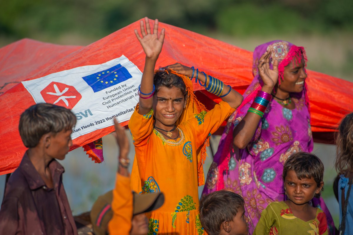 eu_echo's tweet photo. One world 🌏, one family 🤝.

These powerful photographs taken in the aftermath of the devastating floods in Pakistan by our colleague @Peter_Biro remind us of what drives our work: to help alleviate the suffering of every person in need.

🔗 https://t.co/iZ2TiKpYTC https://t.co/O9Ccq2rw13