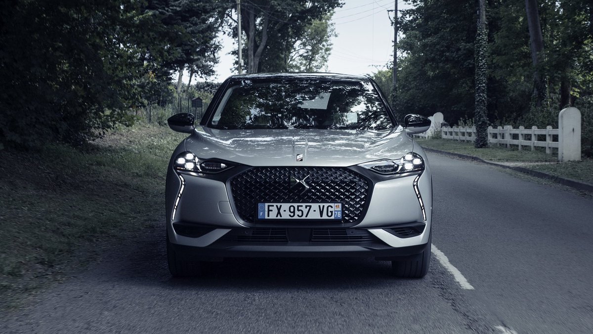 DSStoreVitoria's tweet photo. Desde la delicadeza del interior hasta la elegancia del exterior, todo está pensado para que el #DS3 #CROSSBACK E-TENSE 🔌 brille en la #carretera durante tu #viaje 👉🏻 https://t.co/99QANhgVi8 https://t.co/5HBw8XBBrt
