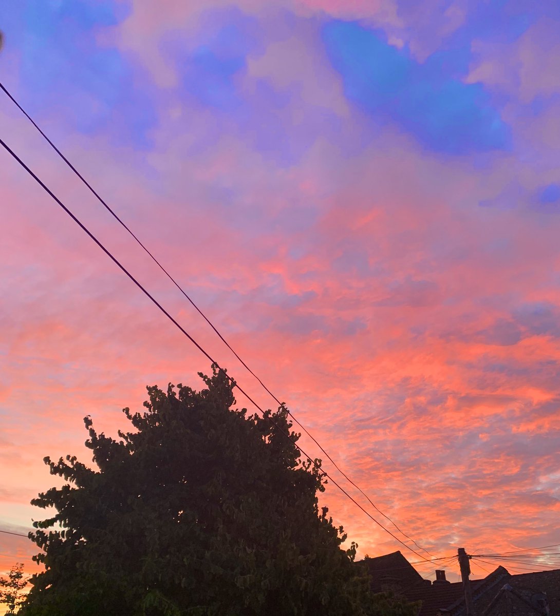 HeartChez's tweet photo. Autumn sunrises 🫶🏻 https://t.co/XlKNNClJji