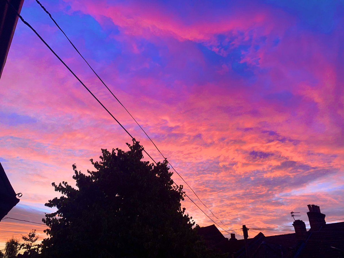HeartChez's tweet photo. Autumn sunrises 🫶🏻 https://t.co/XlKNNClJji