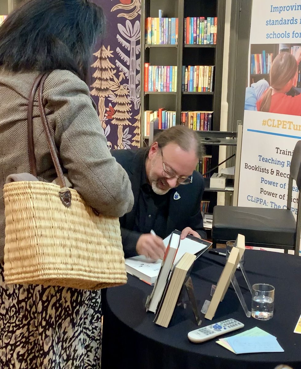 DFB_storyhouse's tweet photo. Thank you @pickledbooks for being bookseller extraordinaires at the #TygerLaunch! Lovely to see copies flying into readers' hands 💫🐯📚 https://t.co/nQqbaCEb3s
