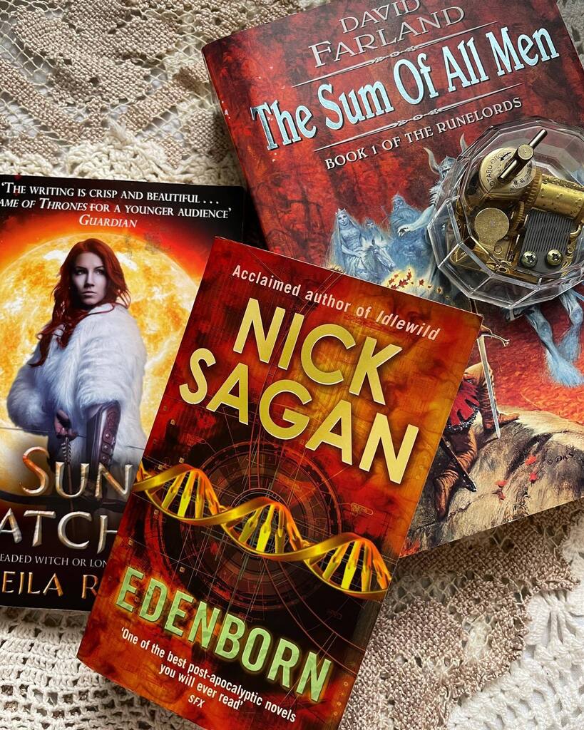 kangarooreadsau's tweet image. It’s been a while since we did a colour themed post, so for this #flatlayfriday we’ve brought you a red fantasy/sci-fi trio. Tap the image to see the details of each book! #redstack #fantasynovel #scifinovel #bookstagramaustralia #kangarooreads instagr.am/p/CjaCJAkrzdx/