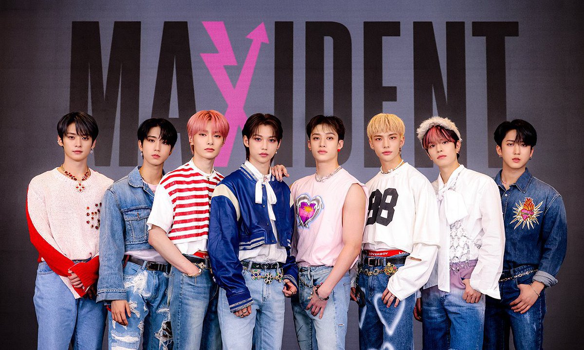 skzchartdata's tweet photo. .@Stray_Kids joins BTS, SEVENTEEN and BLACKPINK as the only artists in history to have an album surpass 1 million copies on Hanteo in the 1st day. 

#MAXIDENT #StrayKids #CASE143 #스트레이키즈 https://t.co/iKlKgnE829