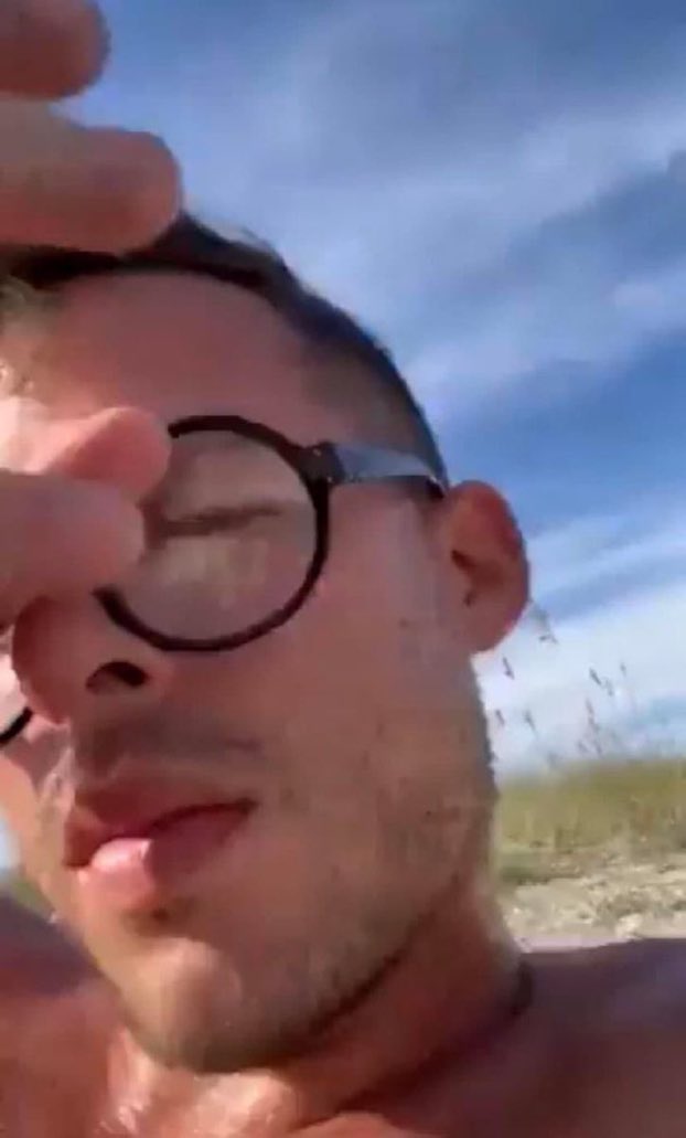 bklynb4by's tweet photo. jack antonoff producing snow on the beach: https://t.co/SQNHlLfEs1
