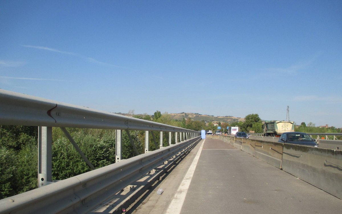 provinciamodena's tweet photo. A #Sassuolo sul ponte di Villalunga #sp467 da lunedì 10 si transiterà a traffico ridotto x lavori di fresatura e asfaltatura della sede stradale, dalle 2 corsie attuali x senso di marcia, ad una sola corsia fino venerdì 14 e limitatamente alla fascia oraria dalle 9.00 alle 17.30 https://t.co/LcsOeEApen