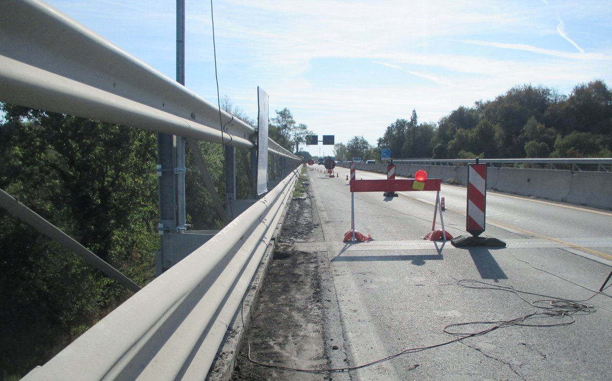 provinciamodena's tweet photo. A #Sassuolo sul ponte di Villalunga #sp467 da lunedì 10 si transiterà a traffico ridotto x lavori di fresatura e asfaltatura della sede stradale, dalle 2 corsie attuali x senso di marcia, ad una sola corsia fino venerdì 14 e limitatamente alla fascia oraria dalle 9.00 alle 17.30 https://t.co/LcsOeEApen