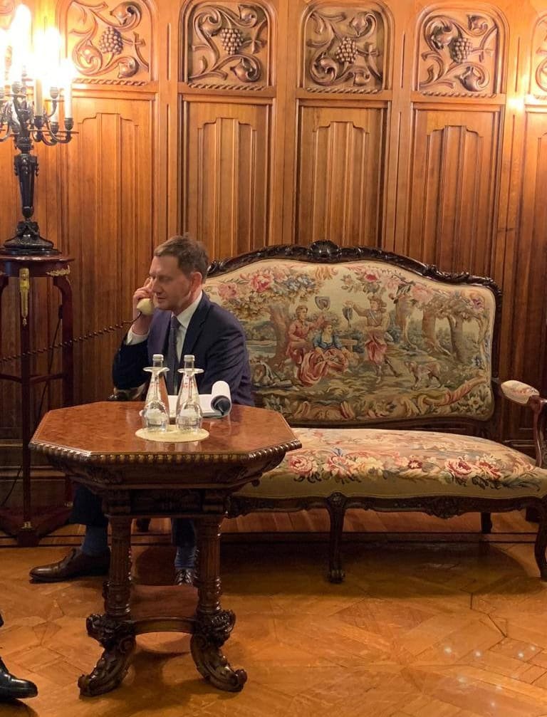 "ZUUUUUM GEBURTSTAG VIEELLLLLL GLÜÜÜÜÜCK ZUM GEBURTSTAG VIIEEEEEEELLLLLL GLÜÜÜCK"